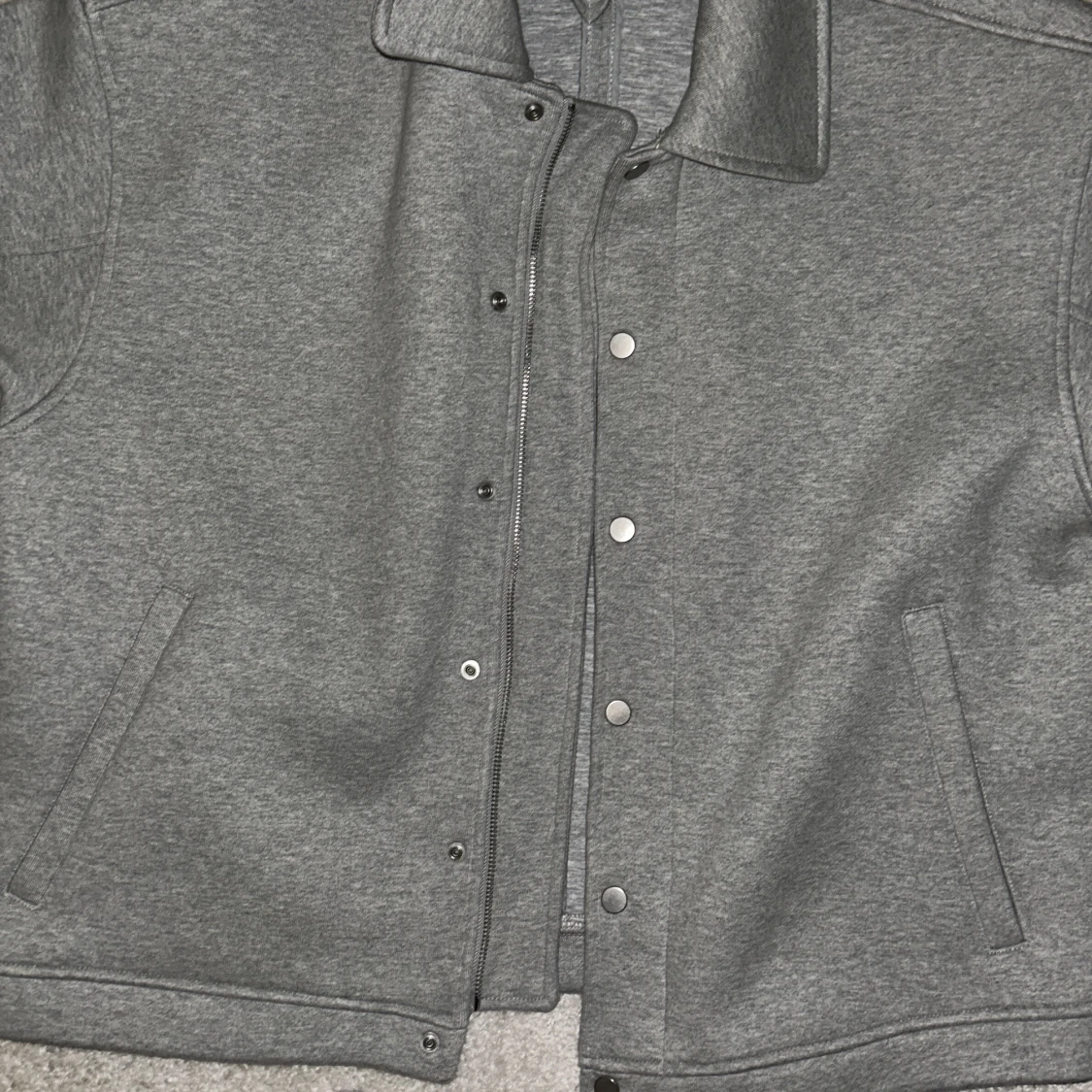 Grå jacka med dragkedja och knappar - 2