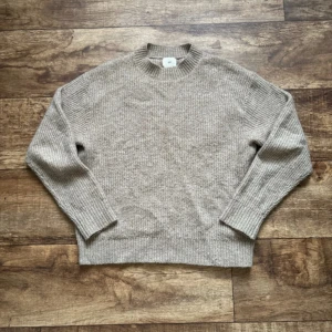 Stickad tröja - Ljusbrun/gråaktig stickad tröja från H&M i storlek M. Jättemysig och passar självklart storlekarna runt om beroende på hur man vill att den ska sitta. Den kan stickas lite om man är känslig men inget jag tänker på mycket. Skriv om du har några frågor!💕