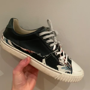 Maison Margiela New Evolution - Knappt använda Maison Margiela new evolutions. ✅ Storlek 43 och kommer med allt og( box och dustbags). Perfekt skick bara lite smutsiga ✅