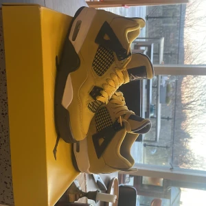 Gula Nike Air Jordans 4 - Säljer ett par Jordan 4 Lightning i storlek 38. Dom är i bra skick, har använt cirka 10 gånger. Du får med skolådan. Jag betalade 4000 kr för dom