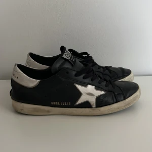 Golden goose skor - Söker byten och säljer mina golden goose skor i 7/10 skick. De är väldigt fint skick bara att de har börjat släppa i sulan. Detta händer med alla golden goose skor och går förmodligen att limma. Hör av er ifall ni har något intressant byte.