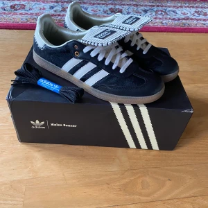 Adidas wales x bonner - Säljer dessa feta Adidas wales x bonner har kvitto och allt og förutom dustbag som jag tappat bort ingår extra snören, storlek 43 nästan nya