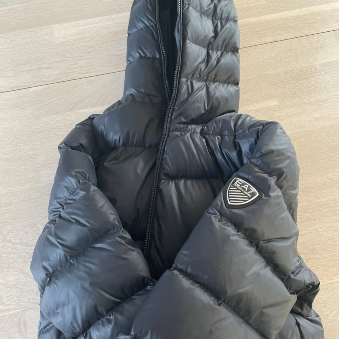 Svart pufferjacka från EA7