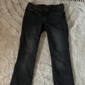 Svarta lågmidjade bootcut jeans - Snygga svarta lågmidjade jeans