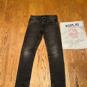 Svarta jeans från Replay - Snygga svarta jeans från Replay med en klassisk femficksdesign. De har en dragkedja och knapp framtill. Perfekta för en stilren look.