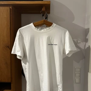 Calvin klein T-shirt - Sälger denna då den inte kommer till användning, storlek m men sitter oversized 