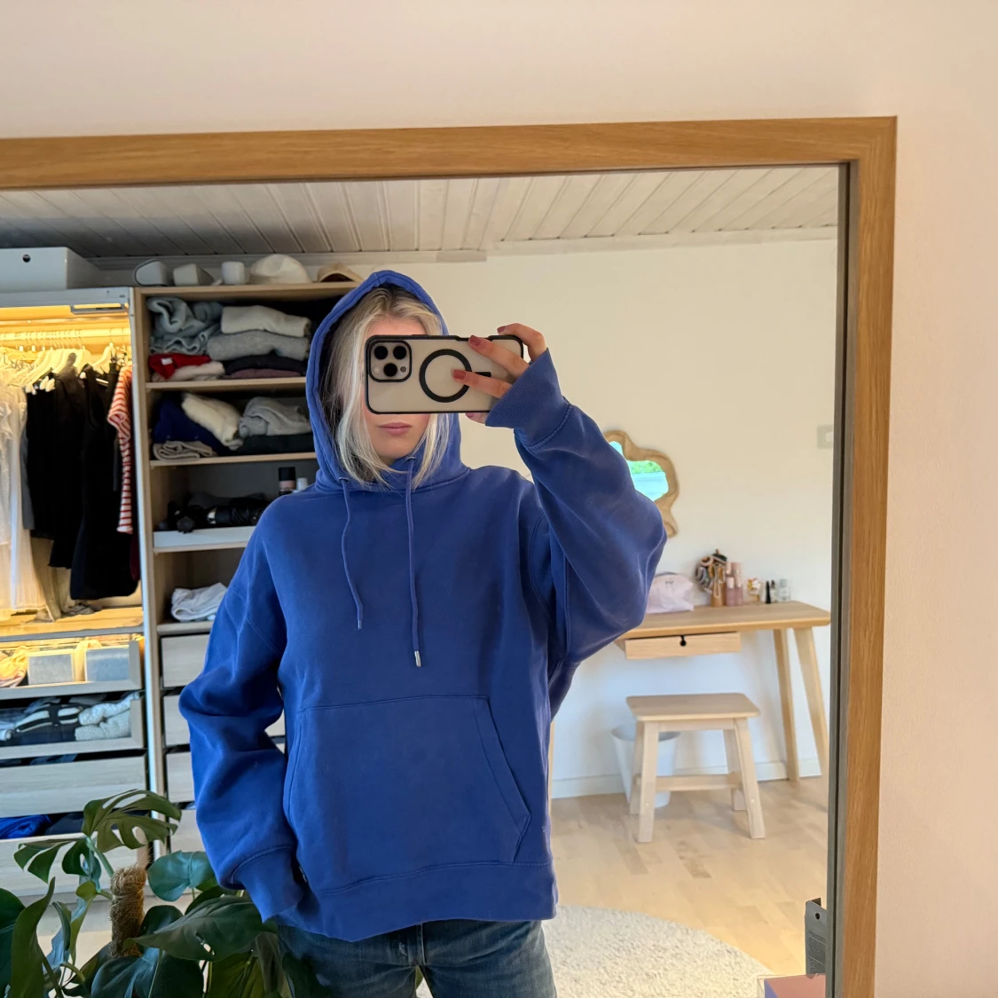 Blå hoodie