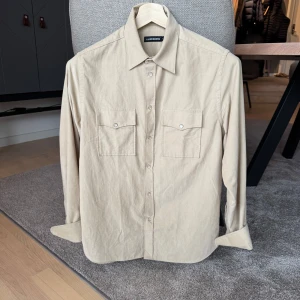 J.Lindeberg Overshirt - Väldigt fin overshirt, bra passform, schysst design. Manchester material. Bästa möjliga skick, syns inte att den används. Använt den drygt 8 gånger. Ny pris är runt 1400-1500 har jag för mig. 