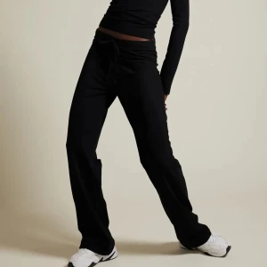 Svarta mjukisbyxor med snörning - Har en lite tightare passform, sitter väldigt fint och väldigt sköna