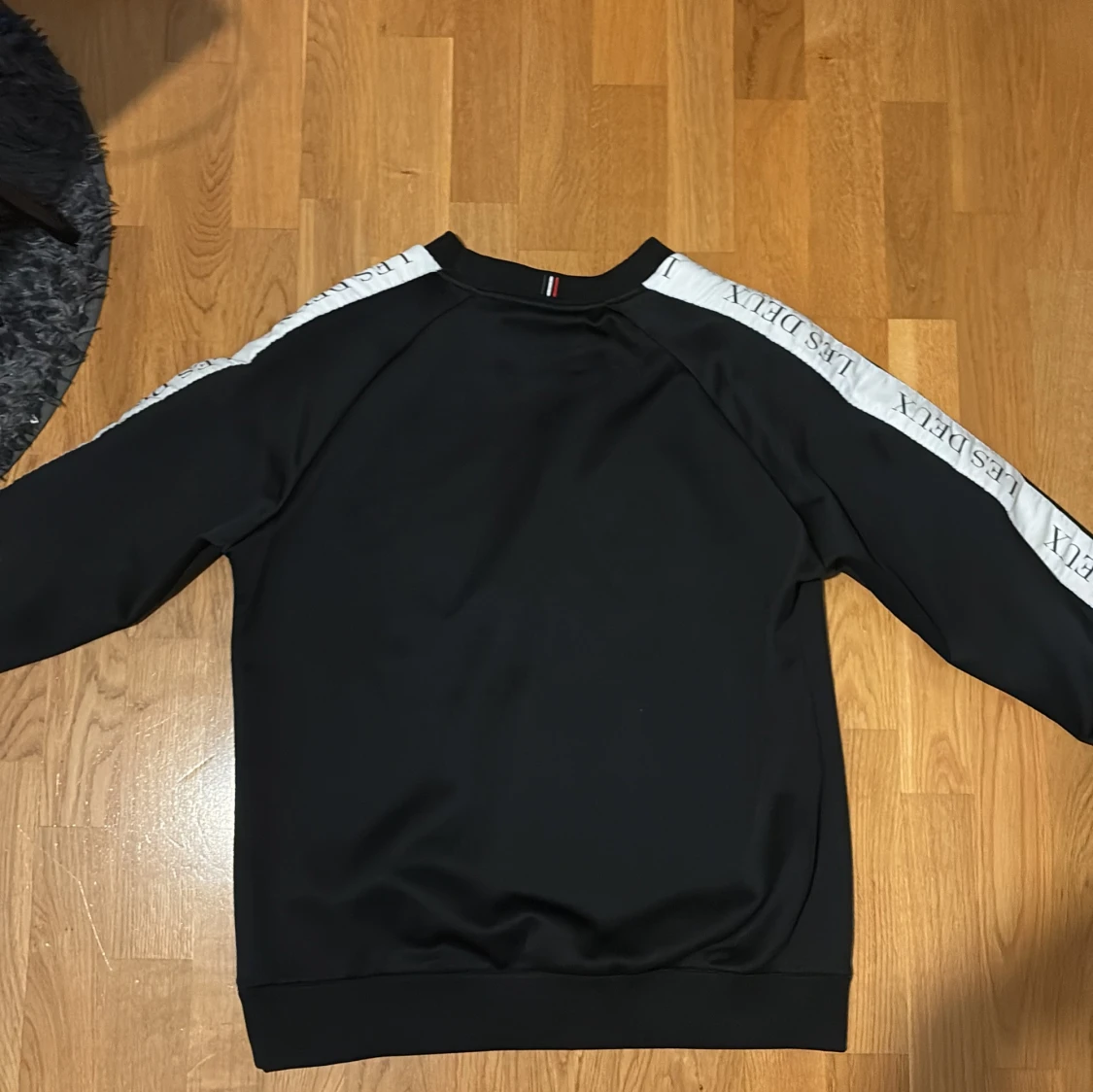 Svart tröja med vita detaljer från Les deux - 1