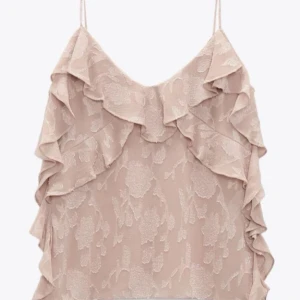 rosa volangtopp - Säljer en söt rosa topp från Zara med volanger och tunna axelband i mycket fint skick!