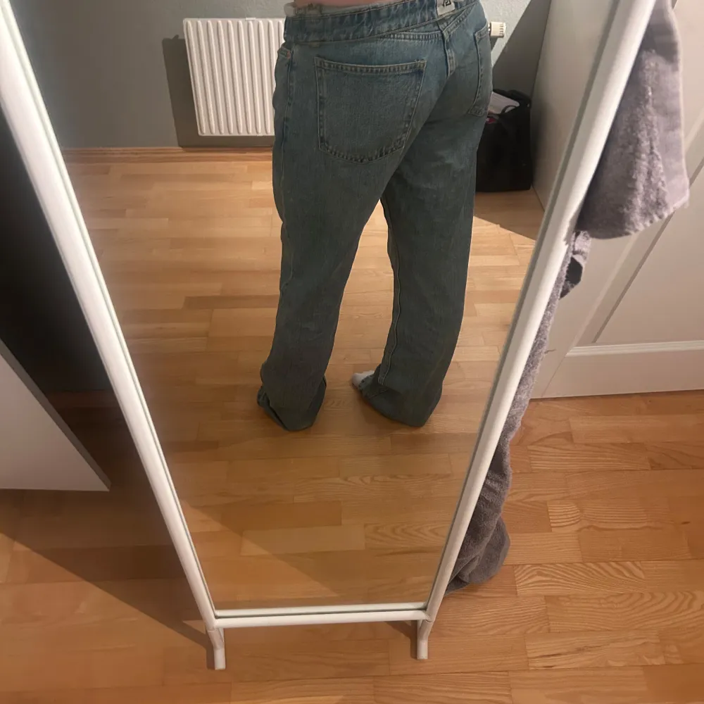 Baggy jeans med låg midja från Lager 157. Lite slitningar vid hälen men annars superfina!. Farkut & Housut.