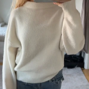 Vit stickad tröja - Säljer en mysig vit stickad tröja ifrån zara 🥰