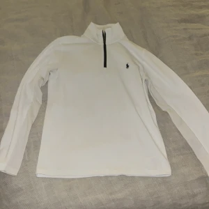 Vit långärmad tröja från Ralph Lauren - Hej! Säljer min Ralph Lauren tröja pga att den inte passar längre. Tröjan är lite noppig. Men kan förmodligen tas bort med en noppborttagare! Tröjan är i tunt material. SKICK 7-8/10 PRIS KAN DISKUTERAS! Passar för en som är 165-170 cm