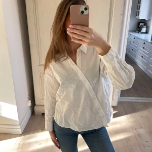 Vit skjorta från Wera - Säljer en vit skjorta med diagonala knappar från Wera!