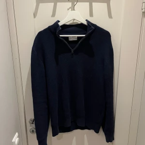 Halv Zip  - Säljer en stilren mörkblå tröja från These Glory Days. Tröjan har en praktisk dragkedja vid halsen och långa ärmar. Perfekt för kyligare dagar. Tröjan är köpt på volt för 999kr, och säljs för endast 499kr! Hör av er vid frågor eller funderingar!