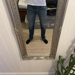 Blå jeans från Diesel - Säljer ett par snygga blå jeans från Diesel. De har en klassisk femficksdesign och en bekväm passform. Perfekta för en avslappnad stil. Märket Diesel är känt för sin kvalitet och stil. Pris kan diskuteras!