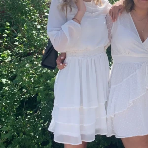Vit klänning  - Säljer en söt vit klänning från Sisters Point i storlek S. Klänningen har långa ärmar och volanger nedtill. Perfekt till studenten 