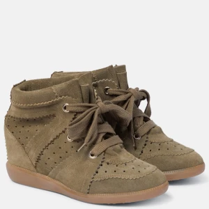 Isabel marant skor - Snygga olivgröna boots i mocka med klack från isabel marant. De har en bekväm gummisula och en stilren design som passar perfekt för höst och vår. Insidan är sliten men det är inget som syns 💕