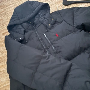 Svart dunjacka från Polo Ralph Lauren - Säljer min gamla svart jacka från Polo Ralph Lauren den är Slim 