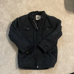 Field jacka  - Field jacka i bra skick, storlek L, passar bra på folk mellan 1,87-196, skick 8/10