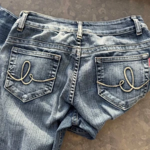 Blå jeans från Ruby Jeans - Snygga blå jeans från Ruby Jeans med bootcut-stil och dekorativa sömmar på bakfickorna. Säljer då de är lite för stora på mig! 