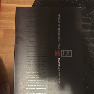No Logo: Märkena, marknaden, motståndet - Boken 'No Logo' av Naomi Klein utforskar globaliseringens effekter på samhället, med fokus på företagsmakt och konsumentmotstånd. Den analyserar hur stora varumärken påverkar kultur och ekonomi, och diskuterar motståndsrörelser som svarar på dessa utmaningar.