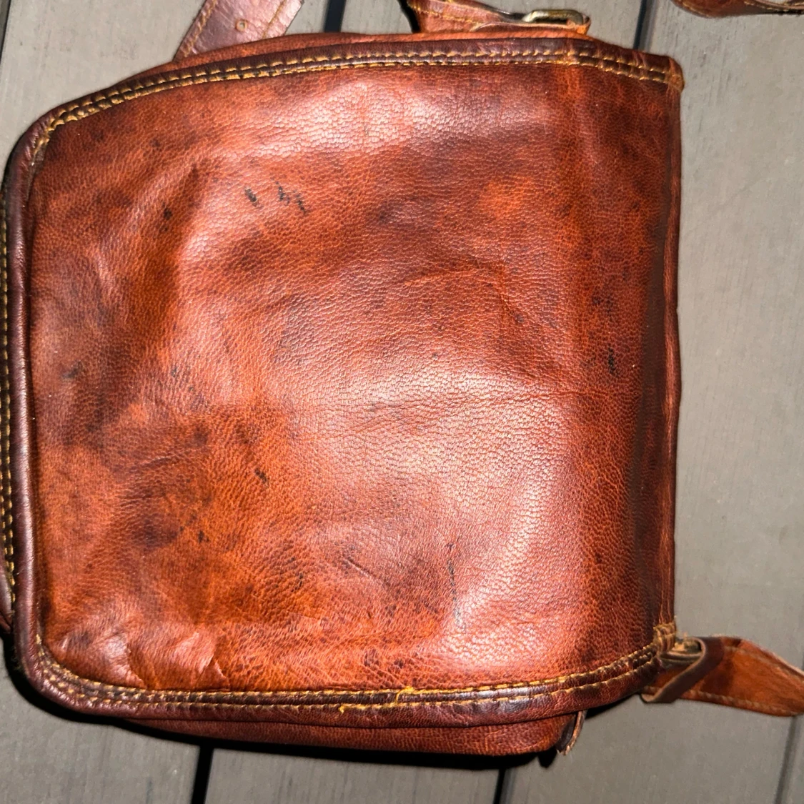 Brun skinnväska med spännen - 1