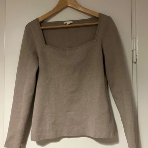 Beige tröja från COS - Säljer en stilren beige tröja från COS med långa ärmar och en fyrkantig halsringning! Inköpt för ca 1000 kr. 