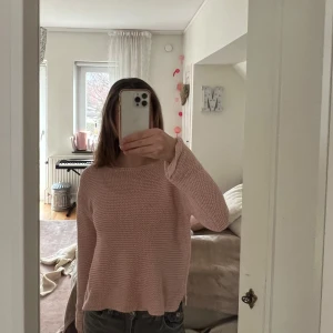 Rosa stickad tröja - Säljer en söt rosa stickad tröja med långärmad design. Tröjan har en enkel och stilren look som passar till många olika outfits. Det är barnstorlek 140 cm men skulle säga att det passar typ xxs-xs