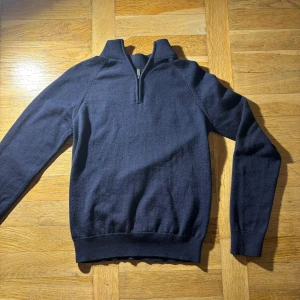 100% merinoulls half zip - Säljer en stilren marinblå halfzip från Bläck. Skriv privat för mer funderingar😁