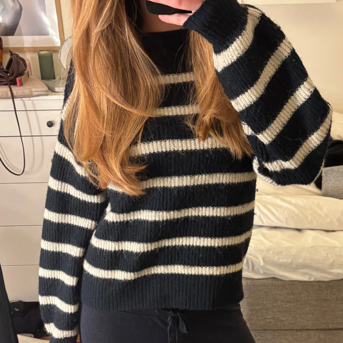 Svart och vit randig stickad tröja