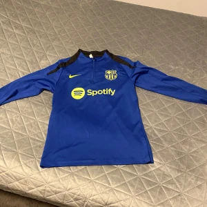 Blå Barcelona tracksuit - Hejsan! Säljer en väldigt snygg Barcelonatracksuit. Även denna produkten har jag fått i present men tyvärr så var den för stor. Priset är inte hugget i sten !Hör av er vid intresse!!