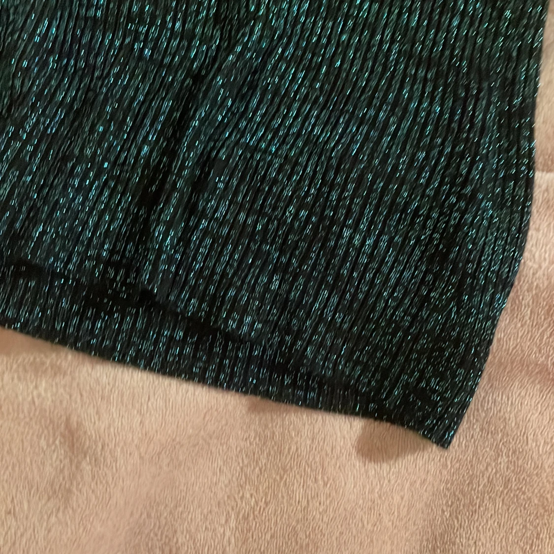 Glittrig ärmlös bluse - 1