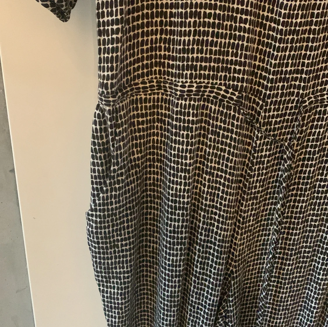 Mönstrad jumpsuit med knytband och fickor - 2