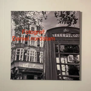 Tavla - Svartvitt fotografi av Daniel Nordstam, bilden är tagen i London.  Mått på tavlan är 60x60 cm, hör av er vid funderingar eller frågor.