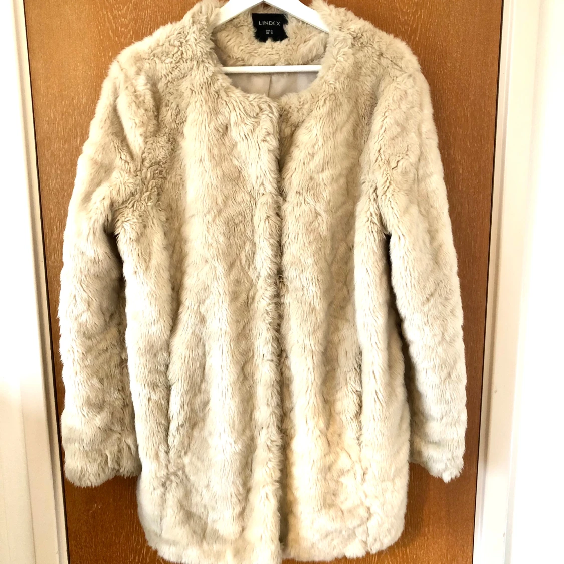 Crèmefärgad fuskpäls från Lindex