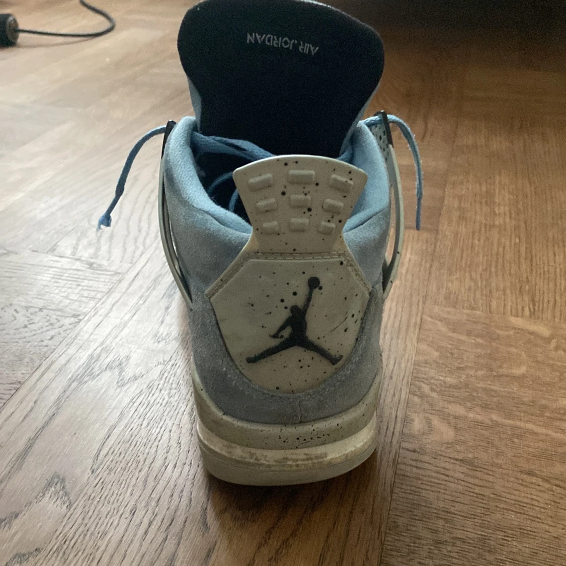 Nike Air Jordans i ljusblå mocka, lite smutsiga och en ganska ned tryckt sula, inget problem med dom annars. - 2