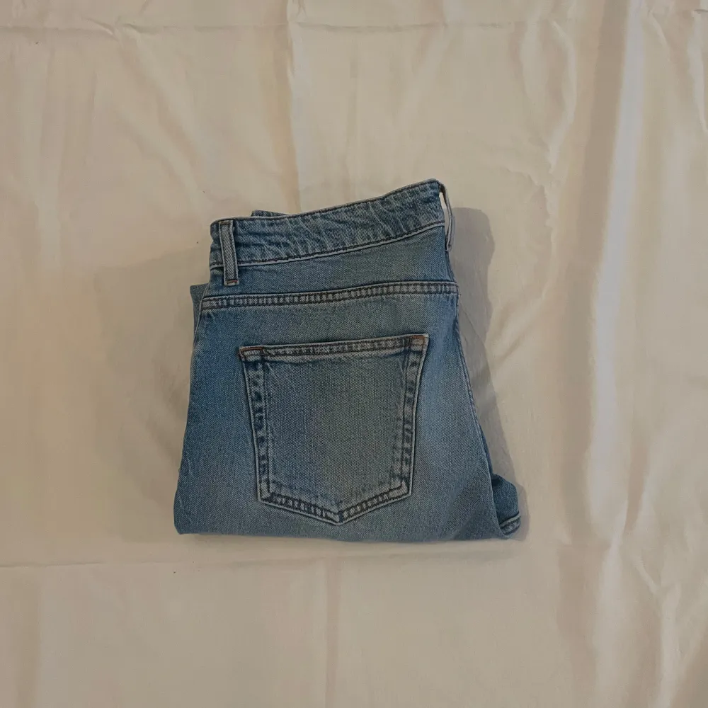 Snygga blå jeans från Calvin Klein med en klassisk femficksdesign. De har en normal passform och är perfekta för en avslappnad stil. Jeansen har en knappgylf och är tillverkade i ett slitstarkt denimtyg. Jeansen är i storlek 16years och har en defekt på knät därav billigt pris. Om du har någon fundering är det bara att höra av sig. Mvh Levi!. Farkut & Housut.