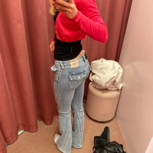 True Religion jeans - Så snygga men tyvärr köpt i fel storlek och kommer därför inte till användning! Endast testade så i PERFEKT skick. Slutsålt onlineläge nypris är 1299kr! Hör av er vid frågor❤️