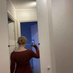 Vinröd intimissimi - Säljer en vinröd långärmad intimissimi topp i str M, säljer då den är lite stor och kommer inte till användning❣️