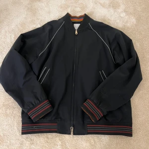 Paul Smith jacka  - Snygg jacka ifrån Paul Smith med coolt motiv på ryggen. Knappt använd och i mycket fint skick! 