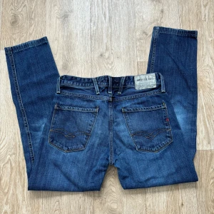 Replay jeans - Nypris 1500 kr, mitt pris 389kr🤝 Storlek W29 L32! Endast en liten slitning fram på byxorna som syns på bild, i övrigt riktigt bra skick!