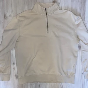 Beige half-zip från Dobber - Beige half-zip från Dobber storlek M. Väldigt fint skick! (den vita fläcken som syns i bild är bara från ljuset) Skön och stilren! Köparen står för frakten📦