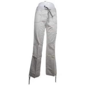 Beige cargopants med snörning - Snygga beige cargopants med praktiska fickor och snörning i midjan. Byxorna har en avslappnad passform och är perfekta för en casual look. De har även dragkedja på fickan och justerbara snören vid bensluten. Säljer dessa då dom är för små, de första två bilderna är tagna från Sellpy där jag beställde dom då jag inte själv kan ta bilder på hur dom sitter.