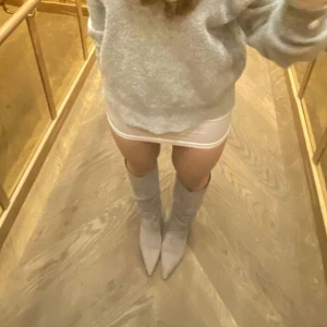 gråa boots med klack - jättefina gråa boots med klack, endast använda 1 gång så de är i nästan nyskick❣️