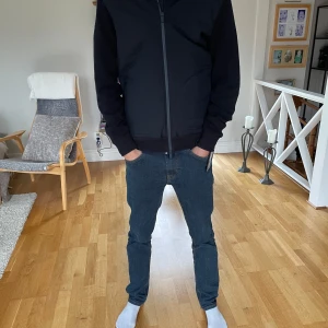 Cardigan herr - Säljer en stilren mörkblå cardigan från Massimo dutti med riktigt fin kvalitet. Köptes för 2800kr bara använd några få gånger. Inga hål eller fläckar. Storlek M men kan även passa S
