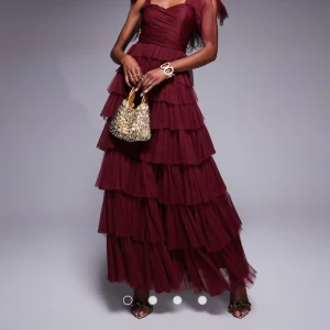 SLUTSÅLD BALKLÄNNING  - Helt oanvänd! Säljer denna slutsålda klänningen som är helt oanvänd då det inte gick att returnera varan längre. Den är från Asos och är populär och slutsåld. 🙌🏼pris kan diskuteras 