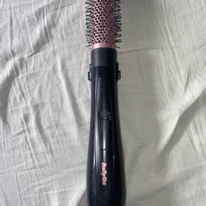 Värmeborste - Säljer en värmeborste från BaByliss. Medföljer 5 munstycken (kontakta mig för att få bild på munstyckena) och ställ gärna frågor!