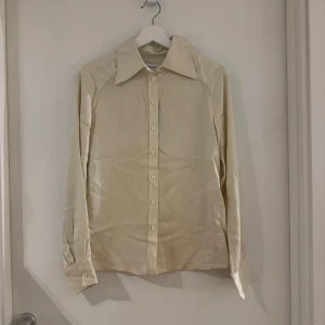 Rodebjer Skjorta - Superskön gul/krämvit skjorta från Rodebjer. Endast använd en gång💛